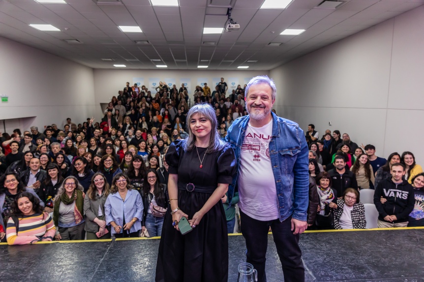 El xito de Mariana Enriquez: Ms de 300 personas presentes para ver a la artista lanusense