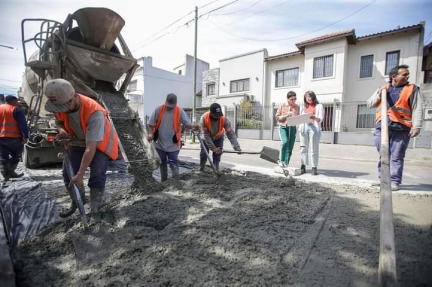 Mayra Mendoza supervis una obra de bacheo en Bernal y comparti una mateada junto a vecinos de Villa Alcira