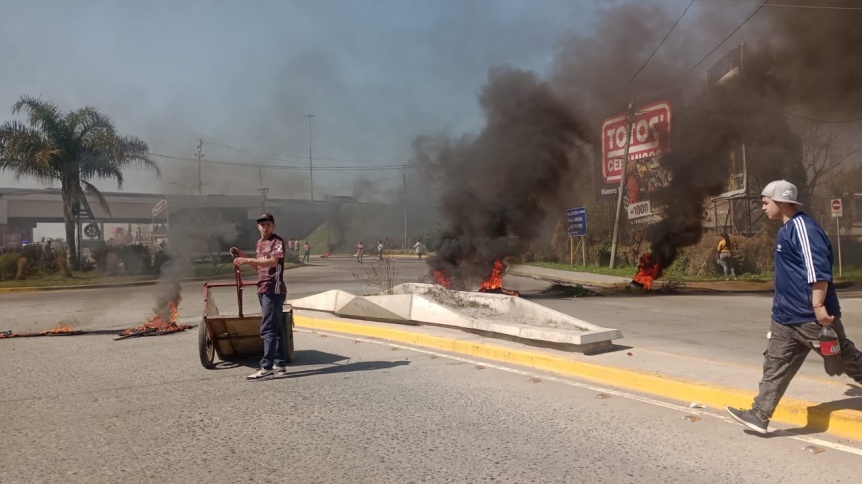 Piquete en el acceso a la Autopista en la Ribera de Quilmes por un problema judicial