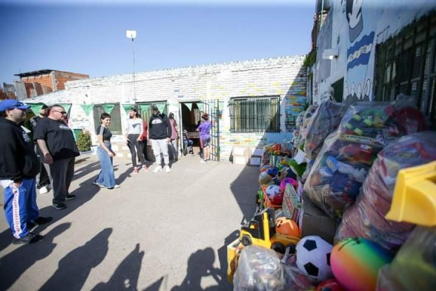 Mayra Mendoza particip de la entrega de donaciones recolectadas en festival solidario