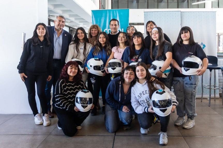 Lans Gobierno entreg cascos a escuelas tcnicas que participan del 