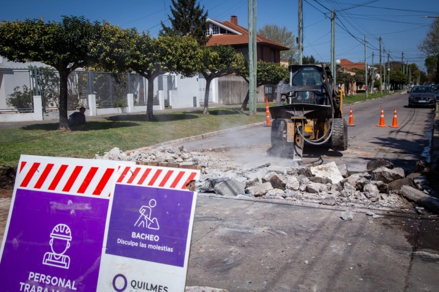 El Municipio lleva adelante obras de bacheo en Quilmes centro, Oeste, Ezpeleta y Bernal