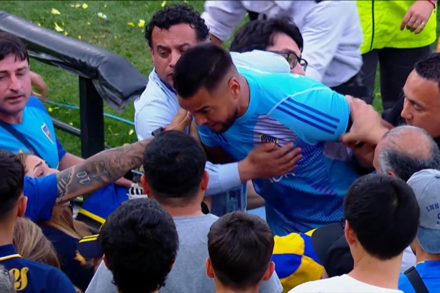 Chiquito Romero salt a la platea y se pele con los hinchas de Boca