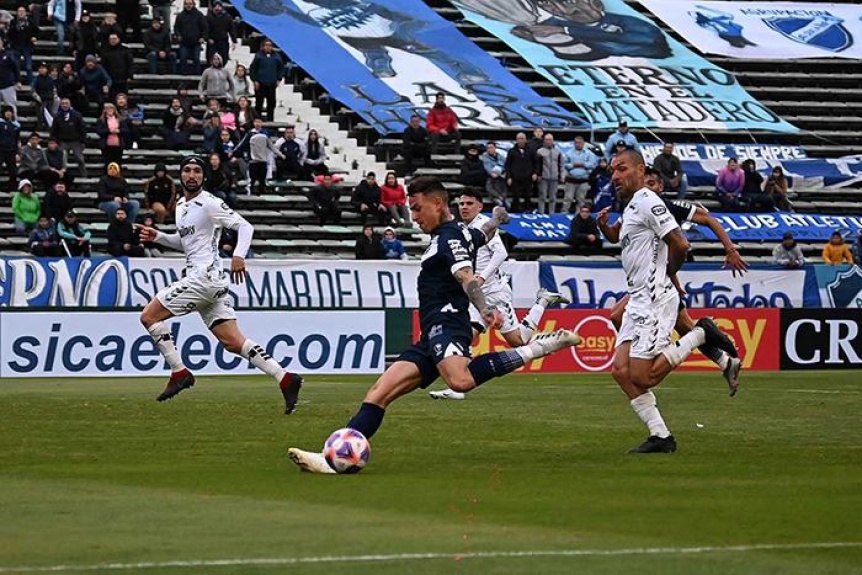 Quilmes buscar seguir subiendo en la tabla en su visita a Alvarado