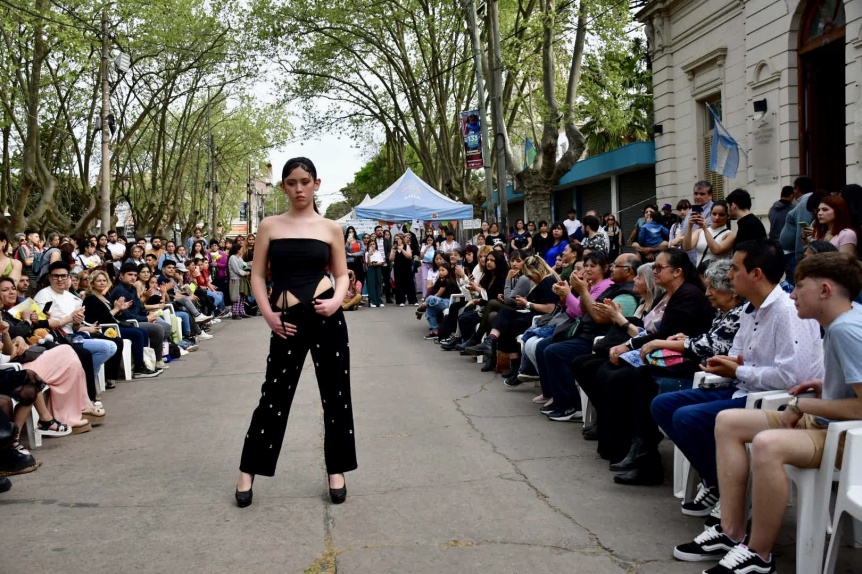 Florencio Varela recibi la primavera con el aniversario de la Radio Municipal, moda y msica en vivo