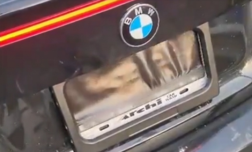 VIDEO | La inslita excusa de un hombre que us un sistema para tapar la patente de su BMW