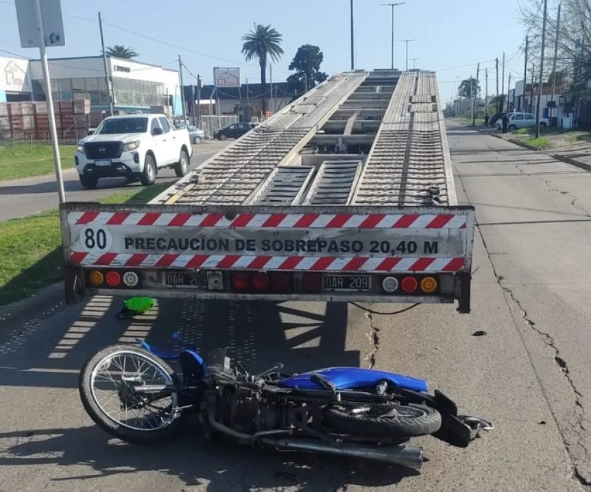 Dos adolescentes que iban en moto murieron al chocar contra un camin