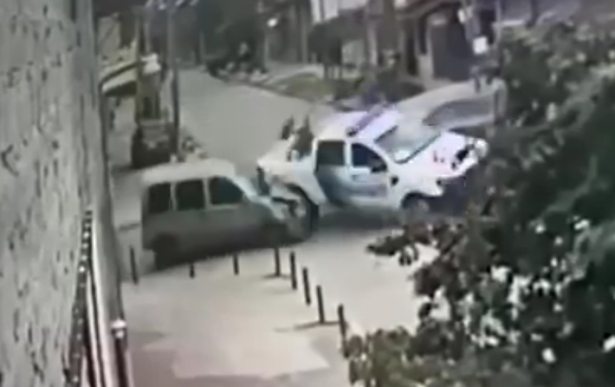 VIDEO | Dos autos chocaron a un patrullero de la Polica en Quilmes Oeste