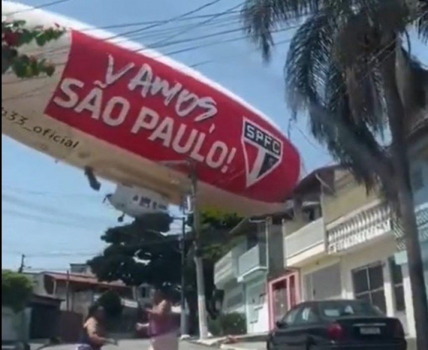 VIDEO | Un dirigible cay y se estrell contra una zona residencial