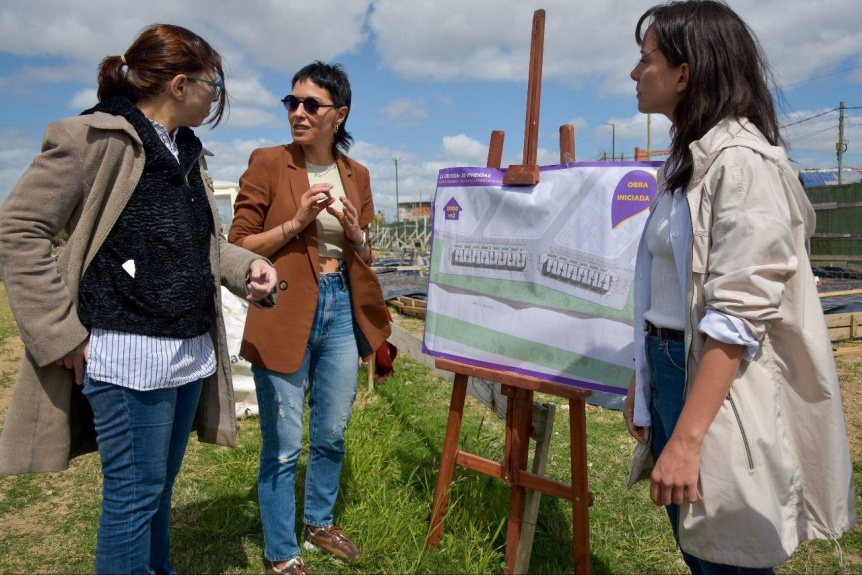 Mayra Mendoza y Silvina Batakis supervisaron la obra de 28 viviendas del barrio La Odisea