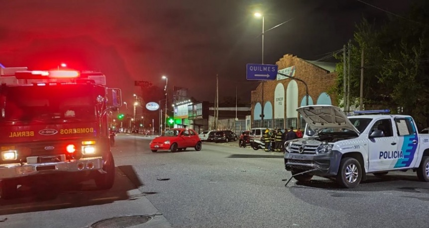 VIDEO | Un patrullero choc contra un automvil al cruzar sin precaucin la avenida Calchaqu