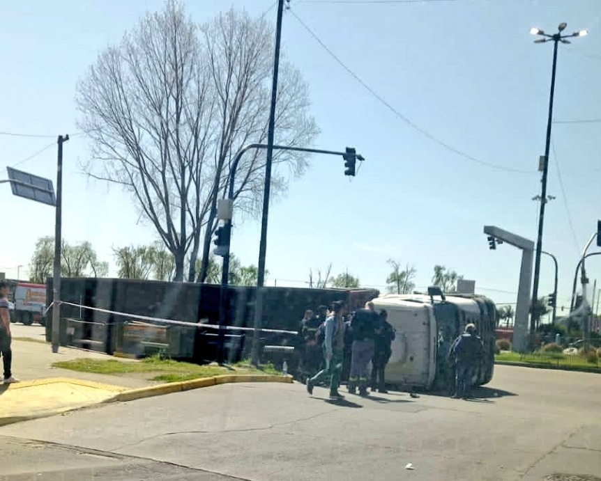 Volc un camin al doblar en el Tringulo de Bernal: El chofer sufri golpes leves