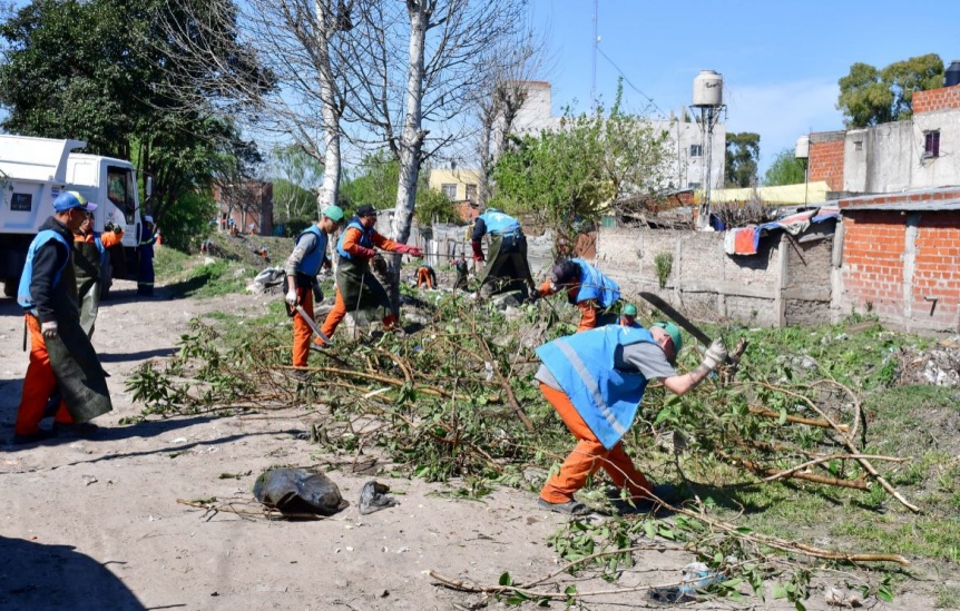 El municipio varelense y Provincia coordinaron labores de limpieza en el arroyo Las Piedras