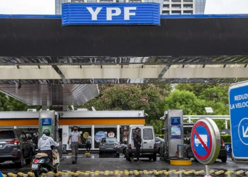 YPF baja las naftas 1% y el gas oil 2% desde este martes