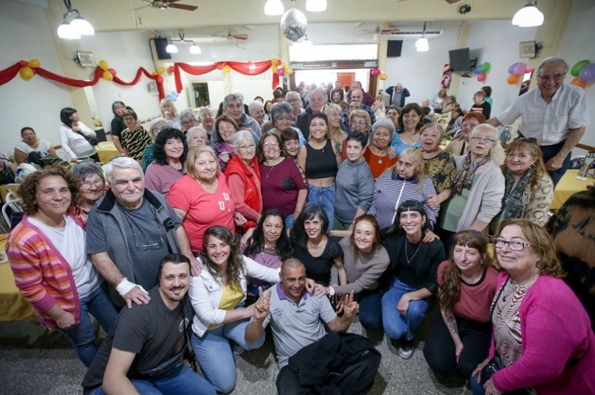 Mayra Mendoza comparti un desayuno con ms de 100 personas mayores del distrito