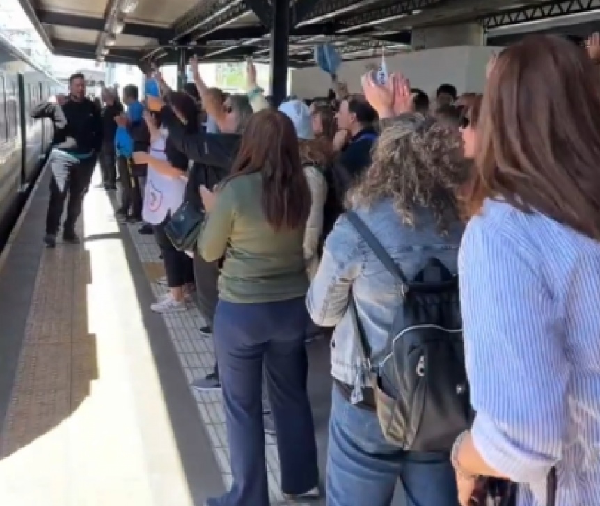 Con cnticos esperando el tren: As iban a la marcha federal universitaria en Quilmes