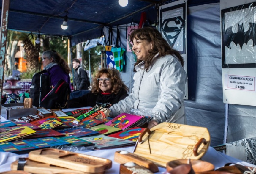 La Feria de Artesanas, Emprendedores y Puestos Gastronmicos recorre Lans