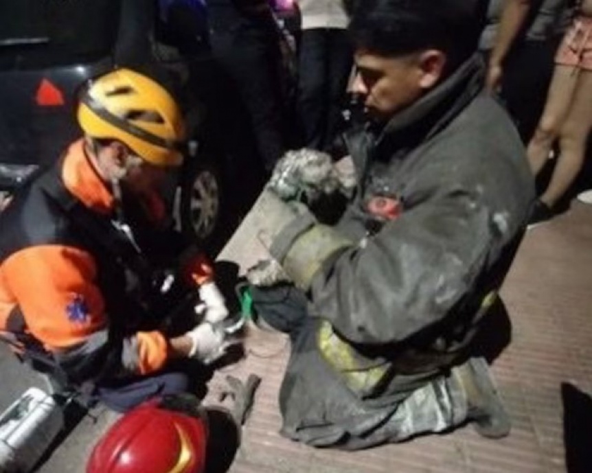 Una nena intentaba escapar de un incendio por la ventana, pero se resbal y cay