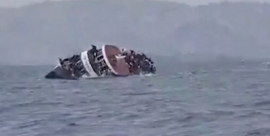 VIDEO | Un barco repleto de pasajeros se dio vuelta en un lago del Congo