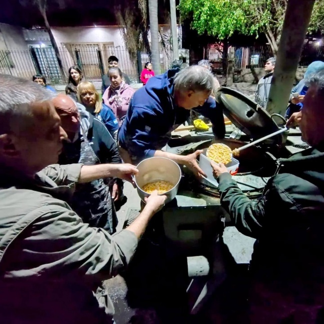 Veteranos de Malvinas de Quilmes llevaron viandas de alimentos a Los Pekes de La Florida