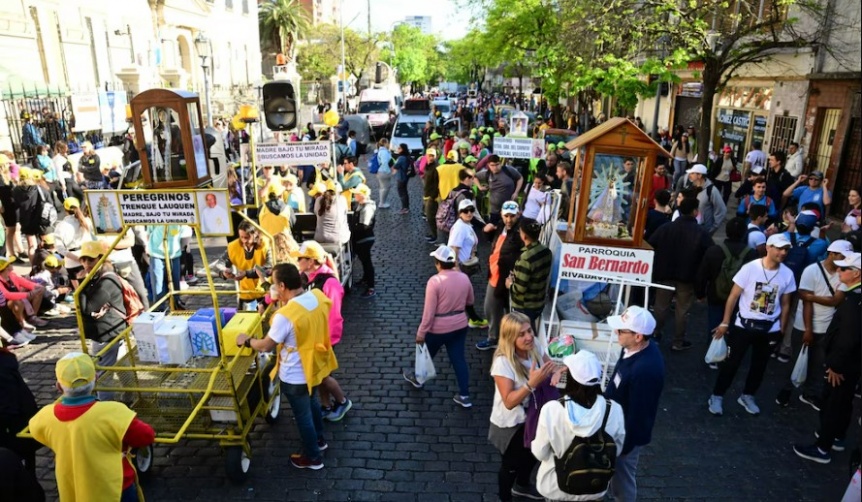 Miles de fieles peregrinan a Lujn para pedirle y agradecerle a la Virgen