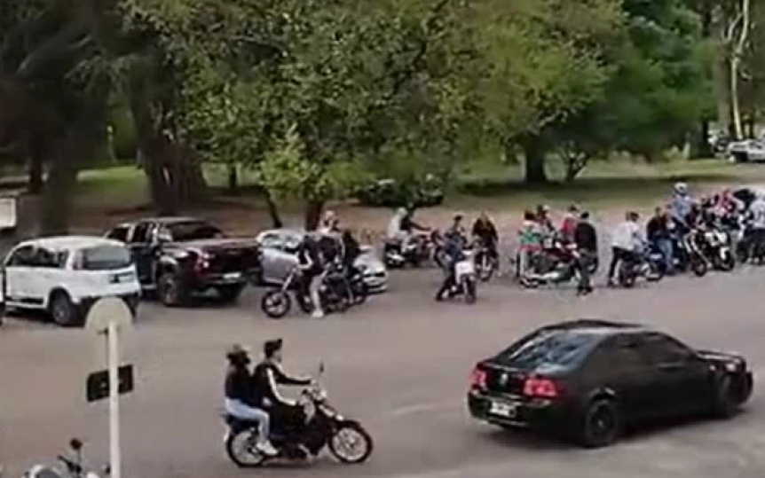 VIDEO | Una banda de motoqueros caus disturbios y fue dispersada por la polica