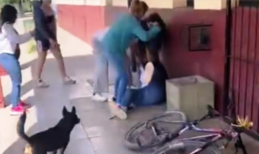 VIDEO | Un grupo de madres atac brutalmente a una docente en la puerta de una escuela