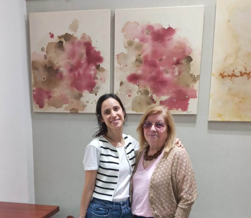 Joven artista quilmea expone sus obras de arte abstracto en Berazategui