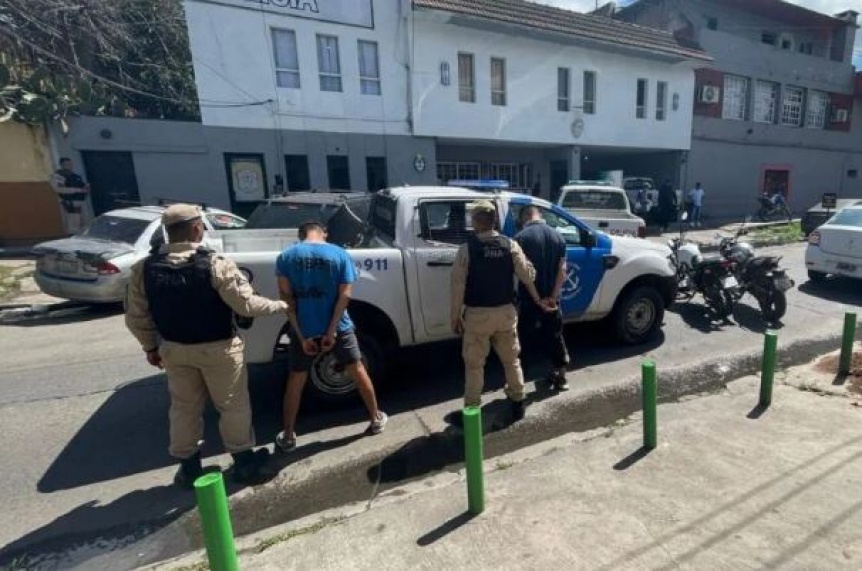 Fueron por una moto robada y se encontraron con dos, un auto sustrado y armas