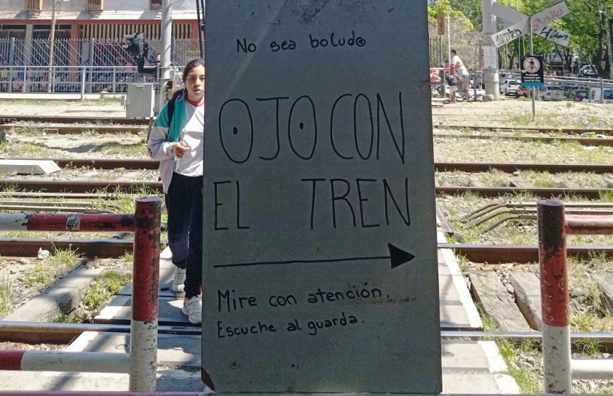 Ojo con el tren: La curiosa recomendacin en el cruce de la Estacin de Quilmes