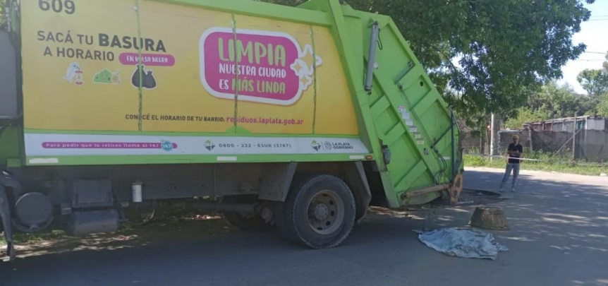 Un nene de 3 aos muri aplastado por un camin recolector al caer de la moto en que viajaba