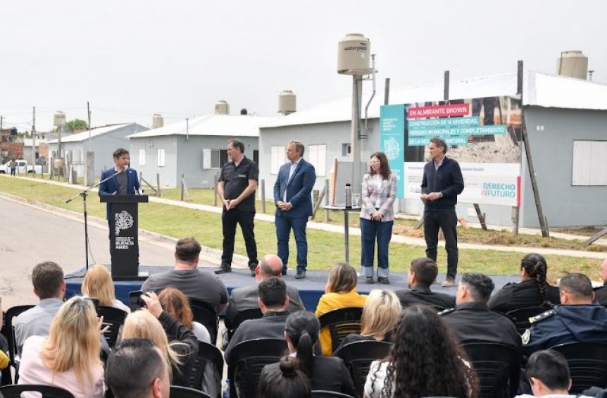 Axel Kicillof y el intendente Cascallares entregaron viviendas en Almirante Brown