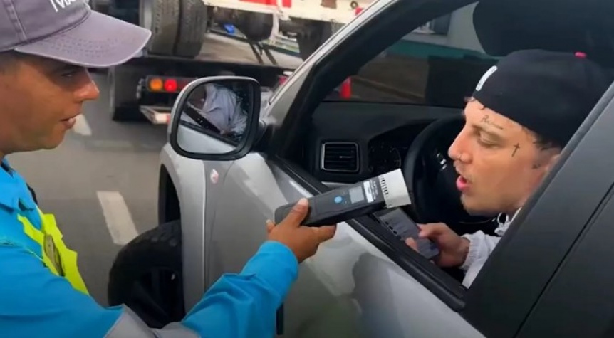 VIDEO | Pararon a El Polaco en la Autopista Buenos Aires-La Plata en un control de alcoholemia