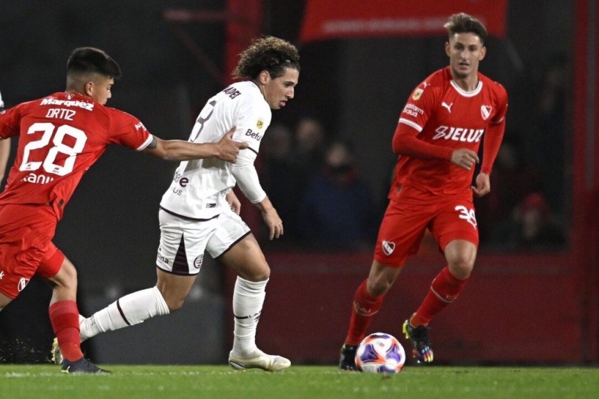 Pensando en la Sudamericana, Lans recibe a Independiente