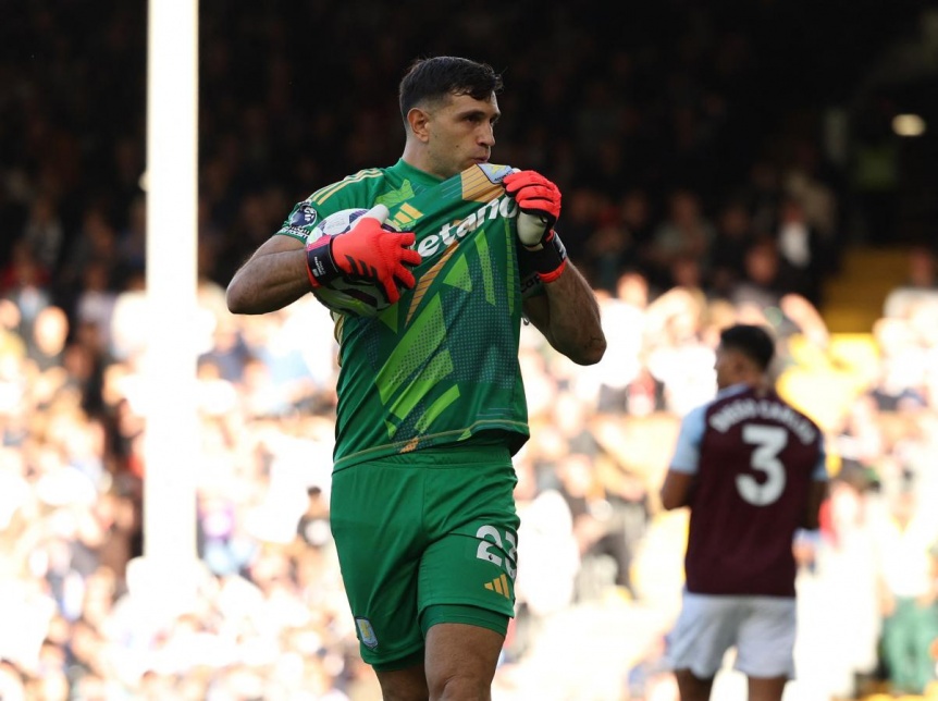 Dibu Martnez ataj un penal en el triunfo de Aston Villa