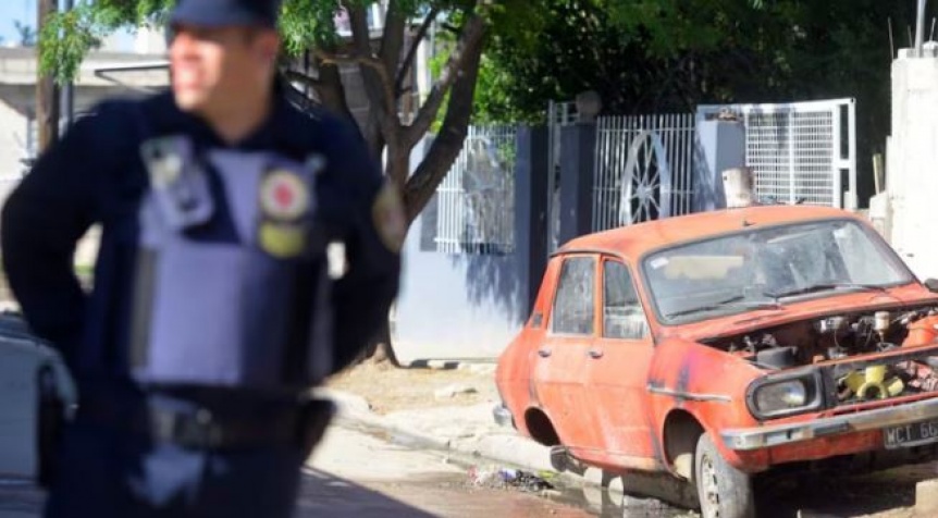 Una mujer quiso evitar que le prendieran fuego el auto y la mataron a tiros