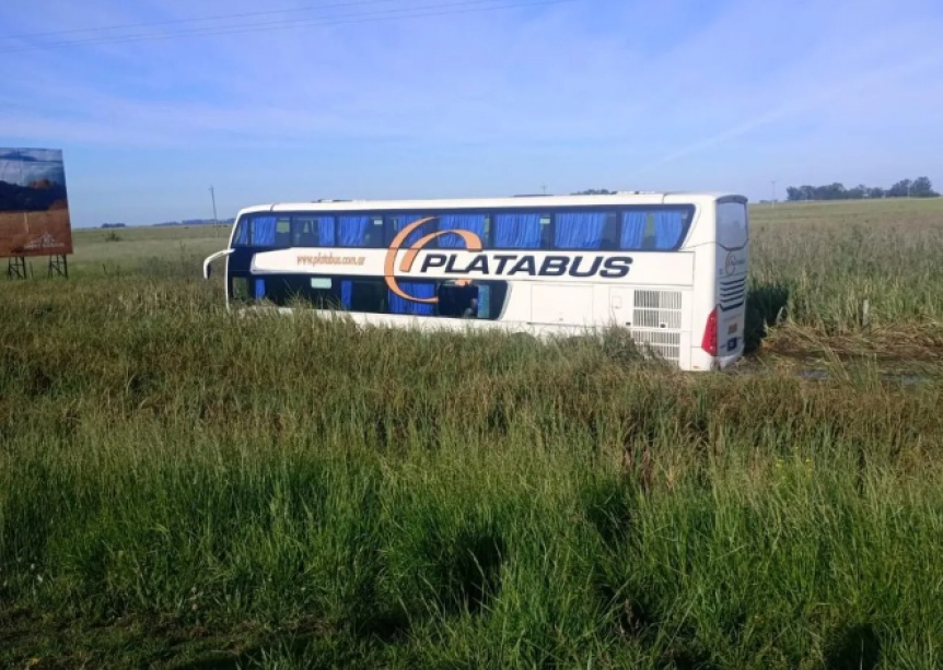 Un chofer de La Plata que conduca un micro en la Ruta 2 sufri un infarto, despist y muri