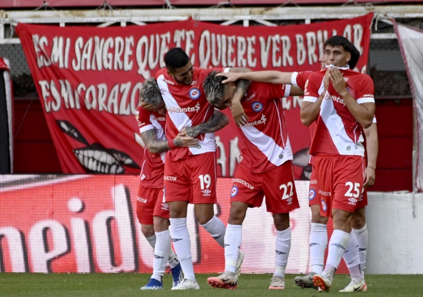 El Bicho gole 3-0 a Talleres en un nuevo aniversario del debut de Maradona