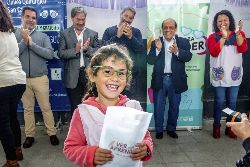 Berazategui: Estudiantes de escuelas primarias recibieron lentes gratuitos