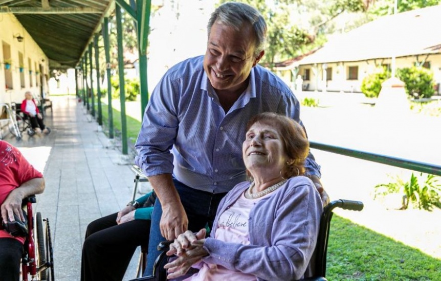 Cascallares visit el Hogar Eva Pern de Burzaco en su 76 aniversario