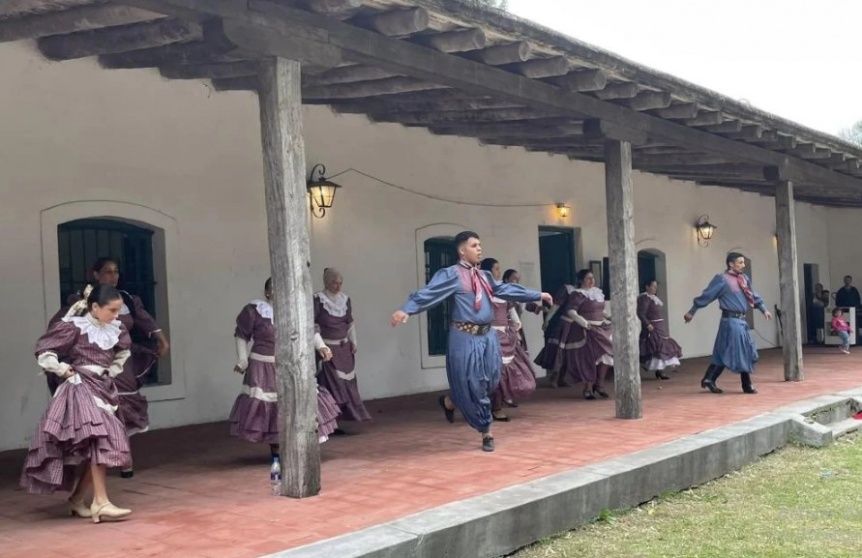 Tango; folklore y tradiciones en el Monumento de Santa Coloma