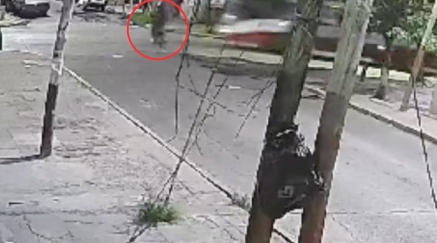 VIDEO | Un menor de 16 aos que iba en moto est grave tras ser embestido por un colectivo