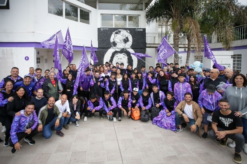 Mayra Mendoza junto a los deportistas que representarn a Quilmes en la final de los Juegos Bonaerenses