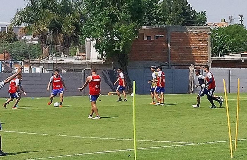 Prctica de ftbol con un equipo integrado por jugadores suplentes