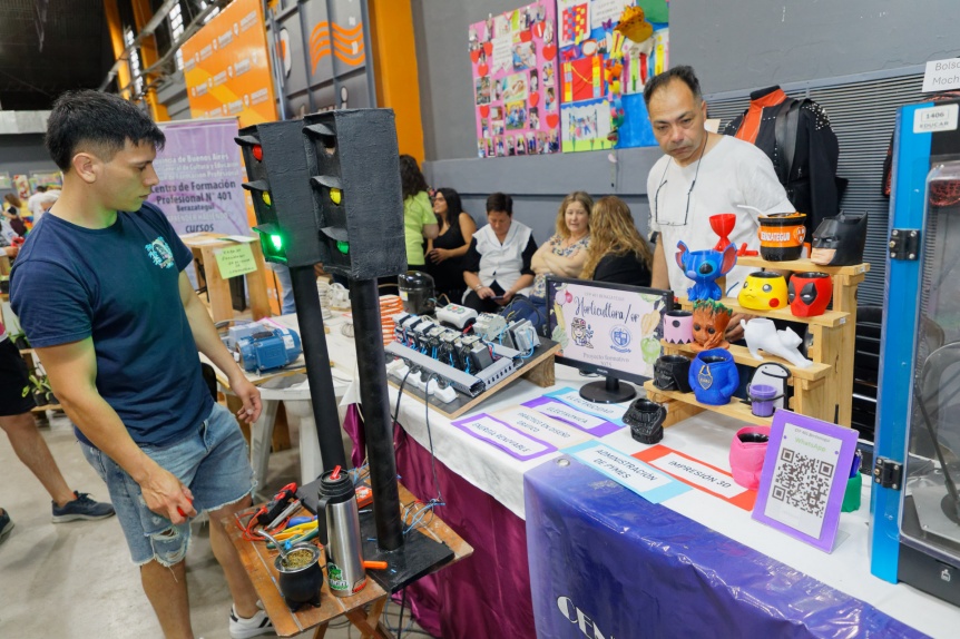 Berazategui: Se realiz la 10 Muestra Distrital de Educacin y Trabajo con alumnos secundarios tcnicos