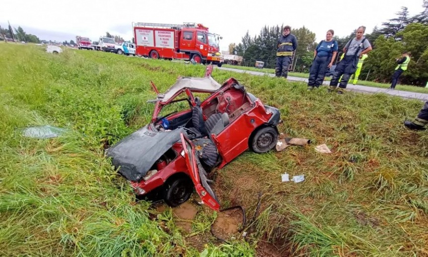 Brutal choque en Ruta 2 entre un auto y un camin: Tres personas quedaron atrapadas