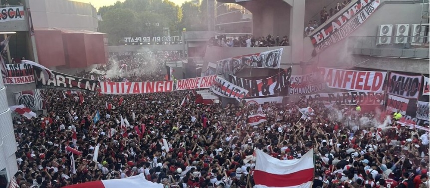 Masivo banderazo para respaldar a River que se la juega ante Atltico Mineiro