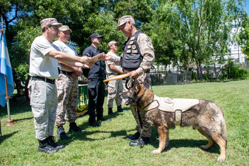 El adiestrador Ral Godoy y su perro Baron se retiraron del Servicio Penitenciario Bonaerense