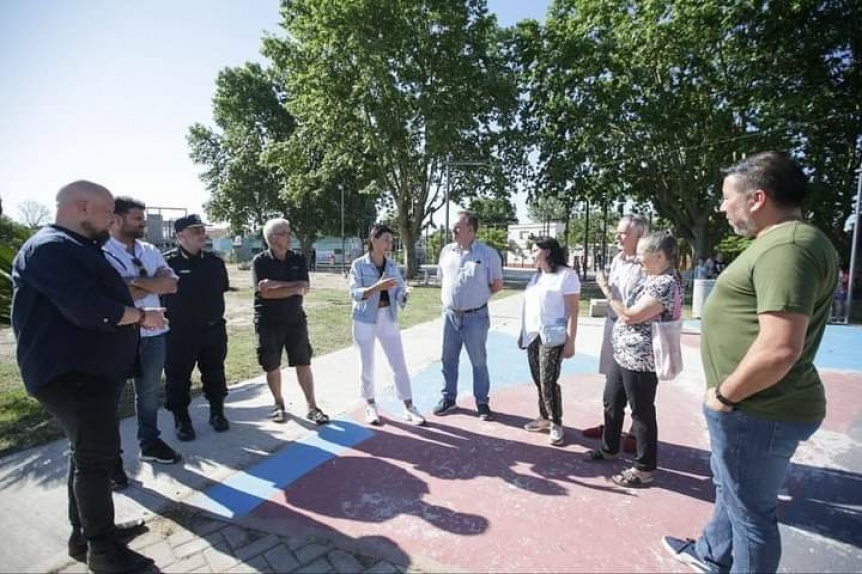 Mayra Mendoza recorri junto a vecinos la nueva posta de seguridad de la plaza Campito Carlos Maier