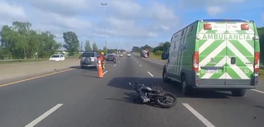 VIDEO | Tras chocar contra un camin un motoquero falleci en la Autopista Buenos Aires  La Plata